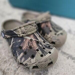 9T Camo Crocs